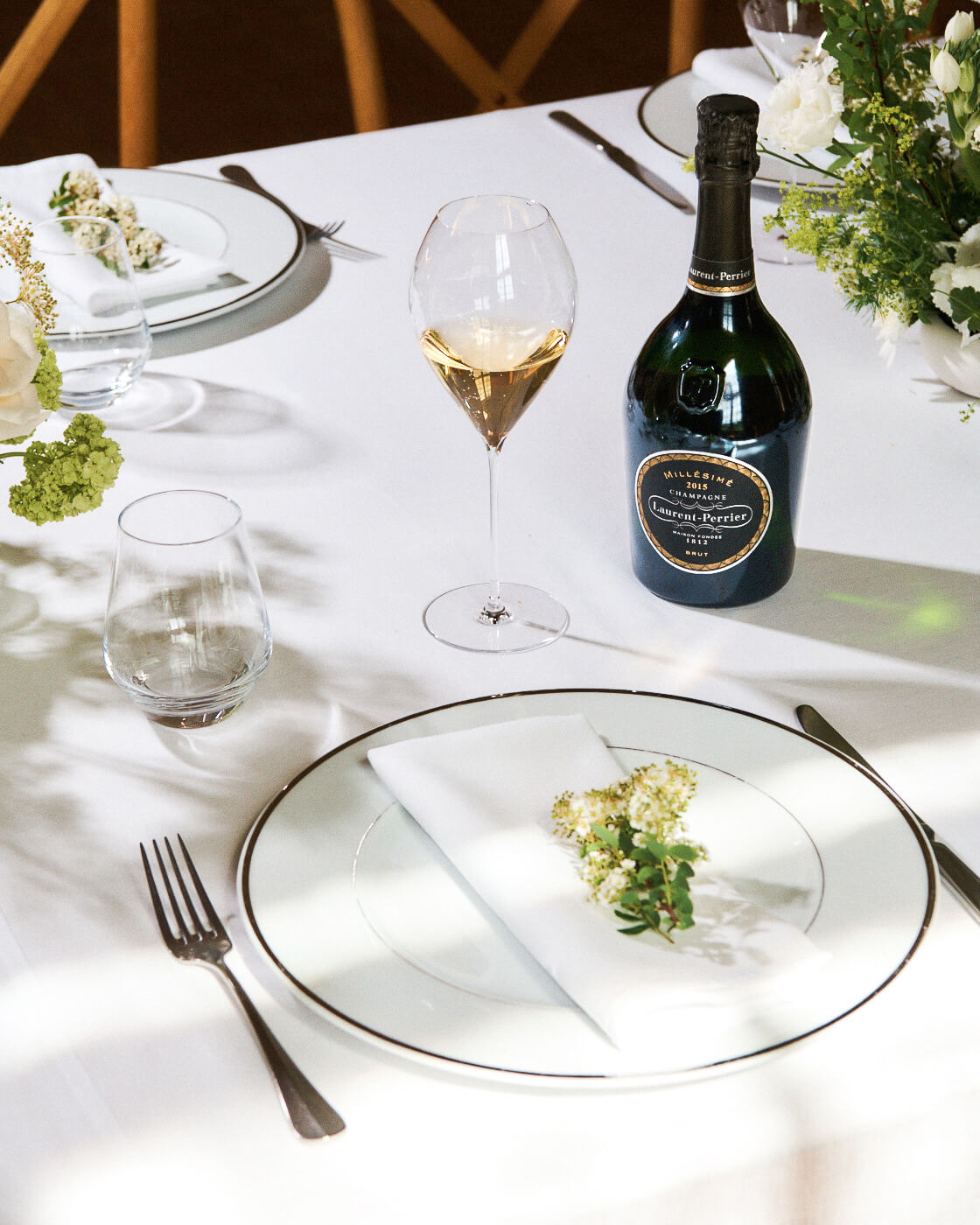 Bouteille sur table-Laurent Perrier et verre de champagne sur table