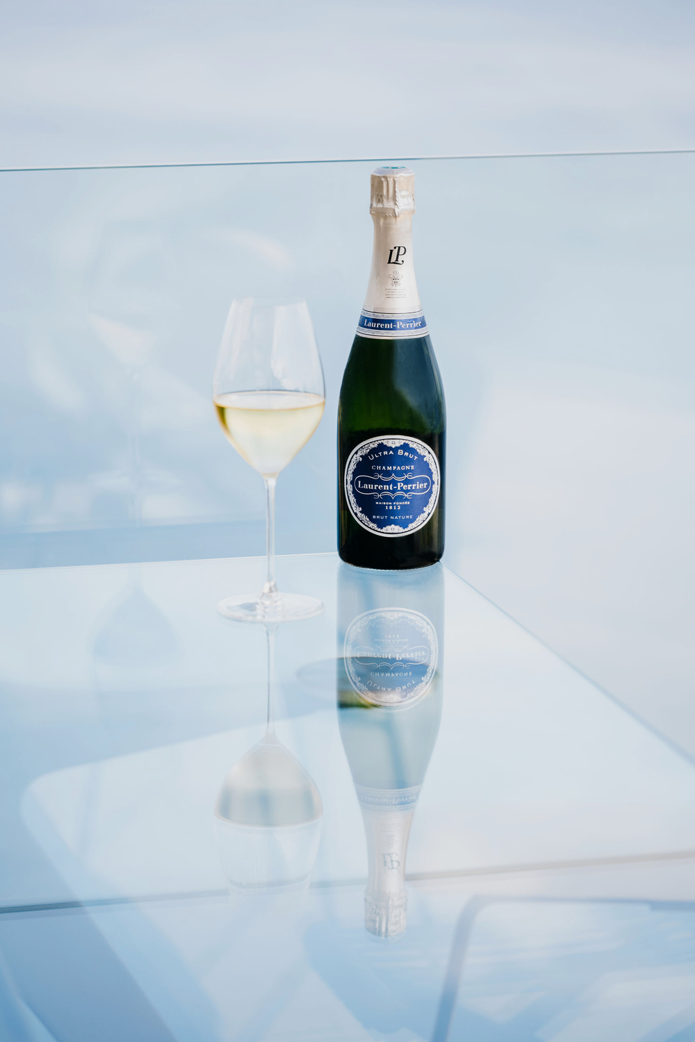 champagne ultra brut laurent perrrier et verre