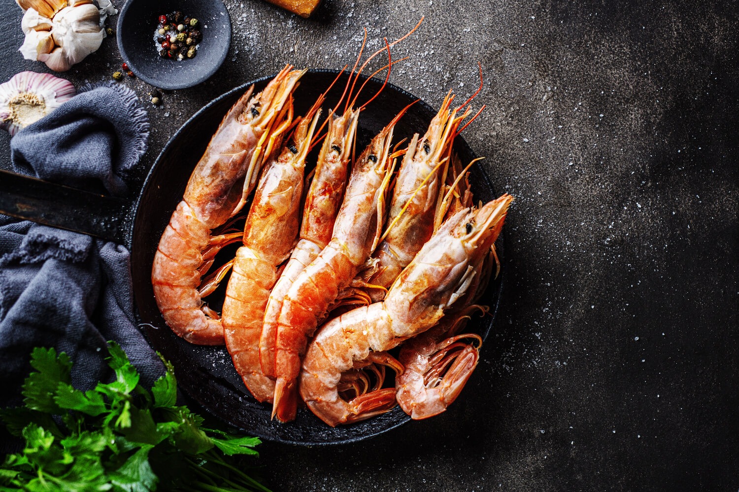 crevettes geantes crues sur table sombre