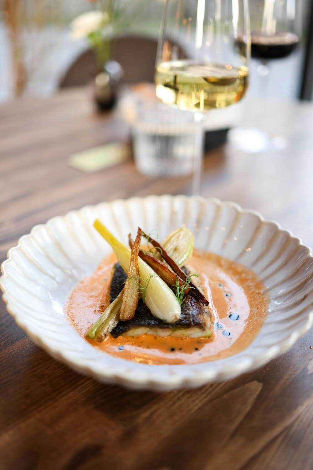plat poisson verre de vin