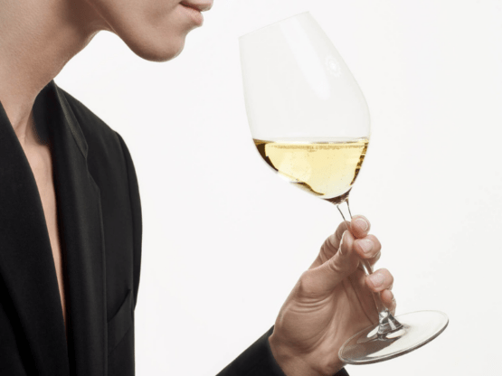 ¿Cómo sujetar una copa de champán?