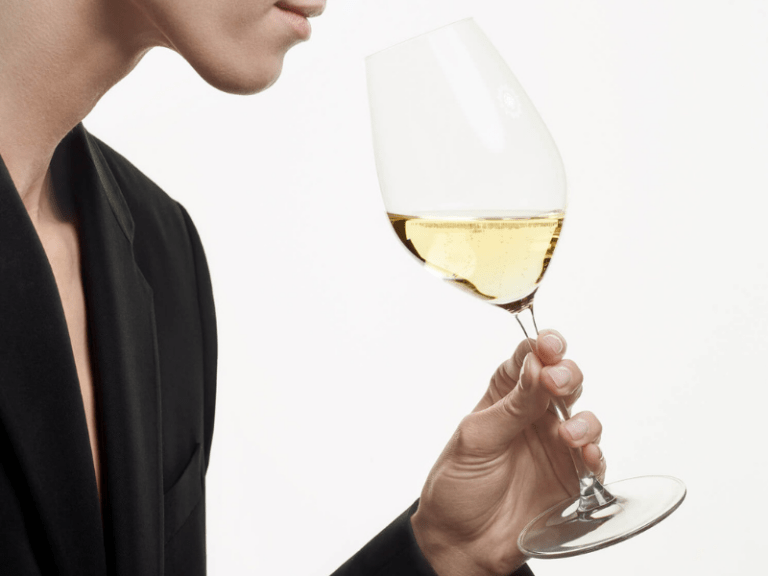 Wie hält man ein Glas Champagner?