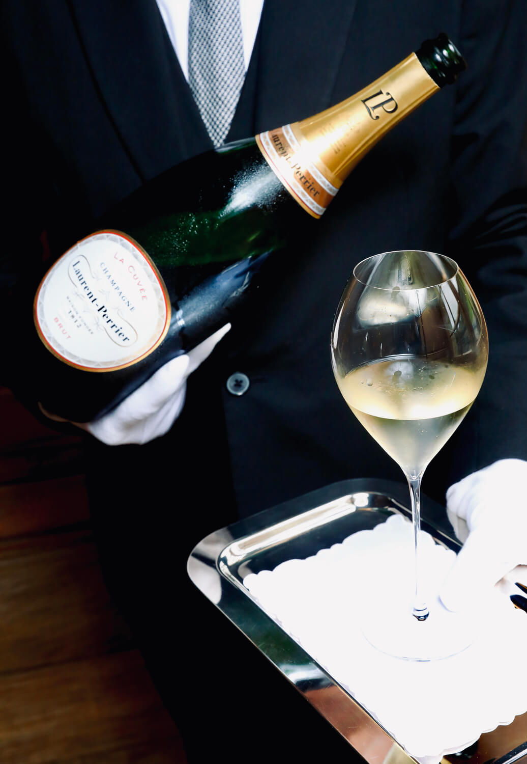 garçon service chamapgne la cuvée