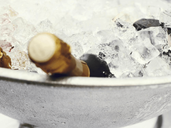 ¿Cómo enfriar una botella de champán?