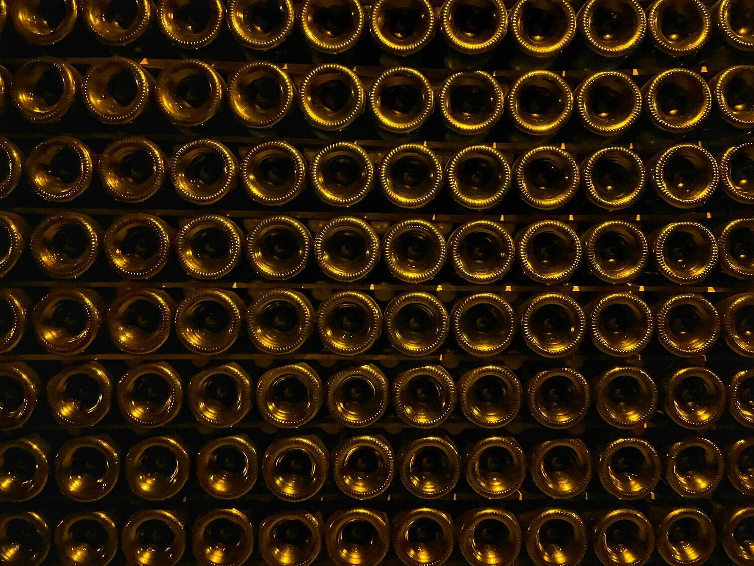 bouteilles empilées cave